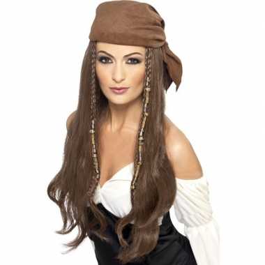 Bruine lange piratenpruik dames carnaval