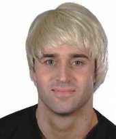 Blonde hunk pruik carnaval