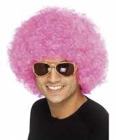 Roze afropruiken carnaval