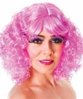 Roze pruik pony krullen carnaval